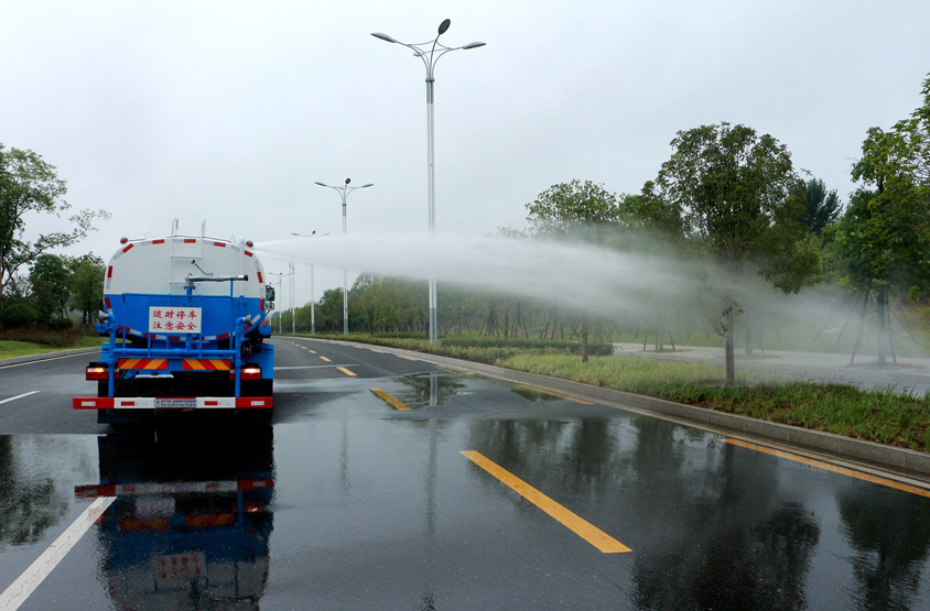 電動四輪裝桶車頂噴功能演示